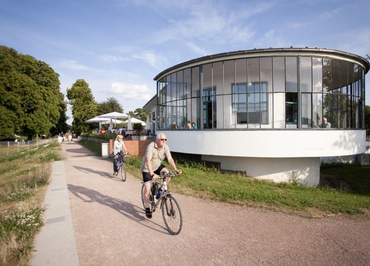 Kornhaus in Dessau mit Fahrradfahrern