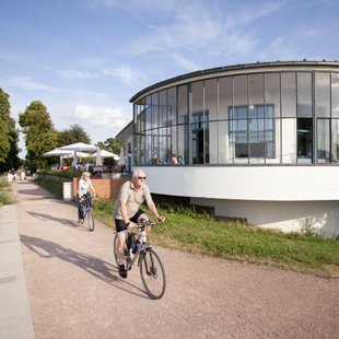 Kornhaus in Dessau mit Fahrradfahrern