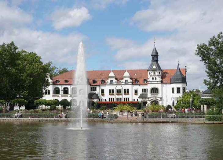 Kurhaus mit See in Bad Schmiedeberg