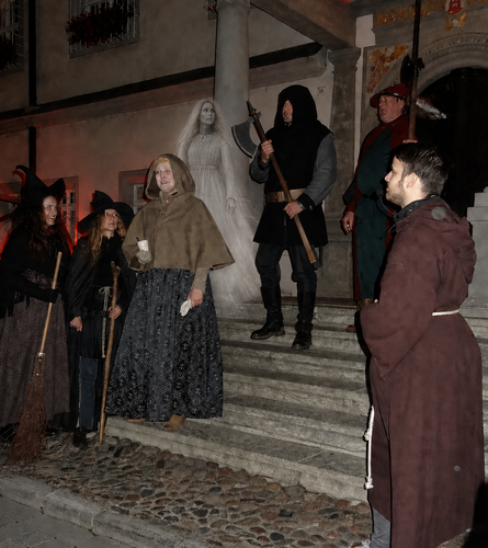 Gruselige Darsteller auf der Treppe am Historischen Rathaus