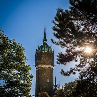 Turm der Schlosskirche vor blauem Himmel