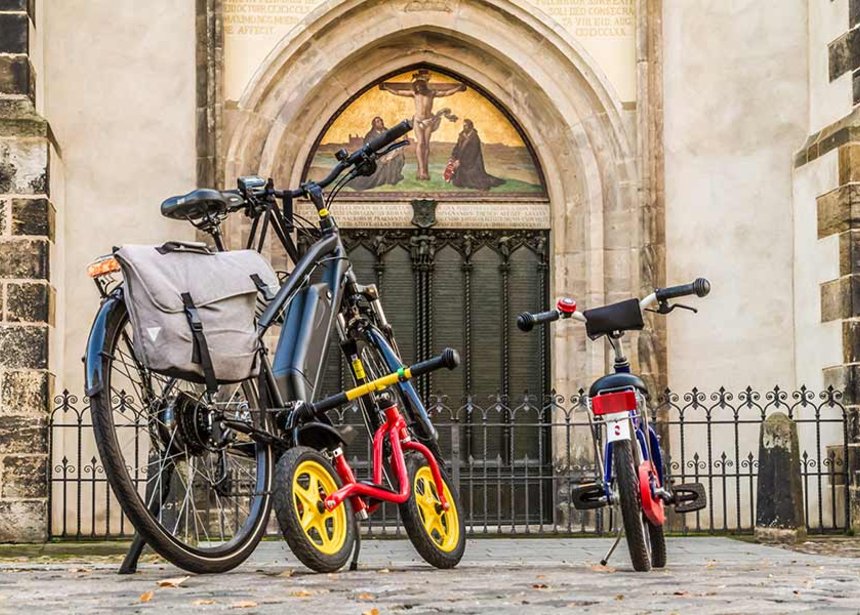 Fahrräder vor der Thesentür der Schlosskirche Wittenberg