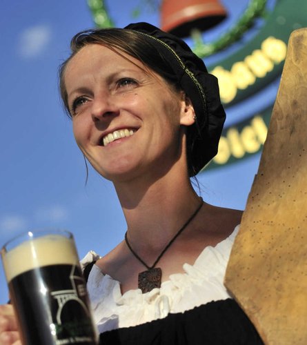 Stadtführerin Marie mit Bier