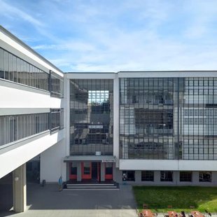 Blick aus dem Bauhaus Dessau heraus