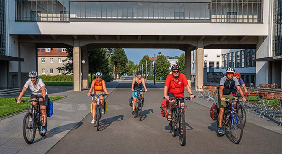 Gruppe von Radfahrern am Bauhaus Dessau