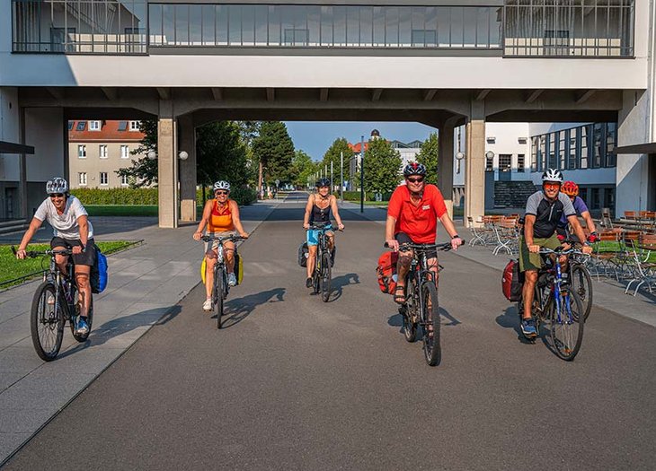 Radfahrer am Bauhaus Dessau