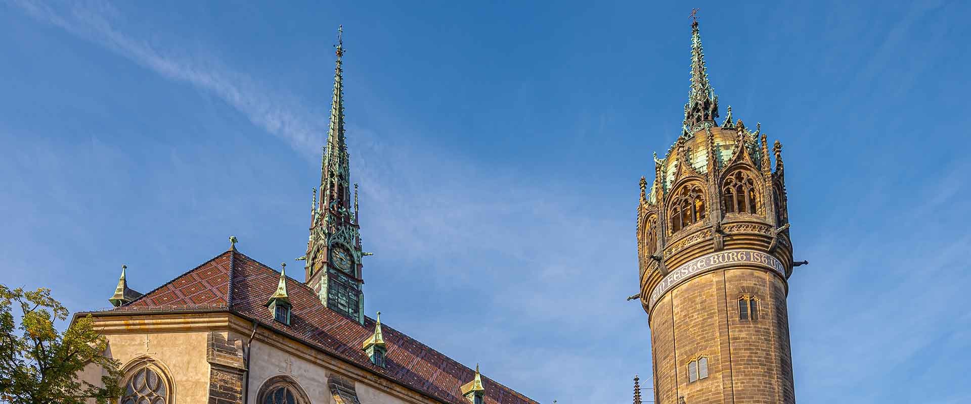 Turm der Schlosskirche zu Wittenberg bei Sonnenschein