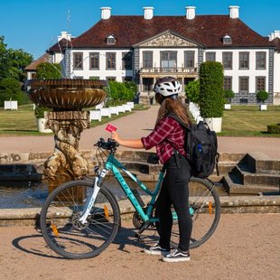 Schloss Oranienbaum mit Radfahrer