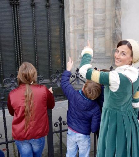 Kinder mit Katharina von Bora an der Thesentür
